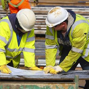 Construction sector continues to fall but new orders picking up