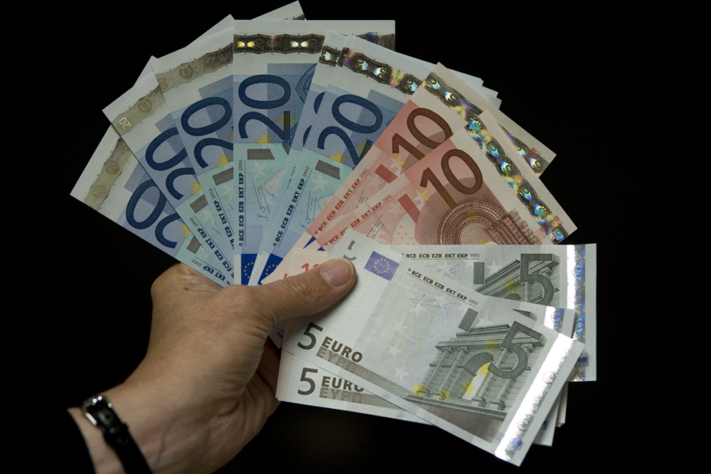 Bank lending to households falls by 4.3%