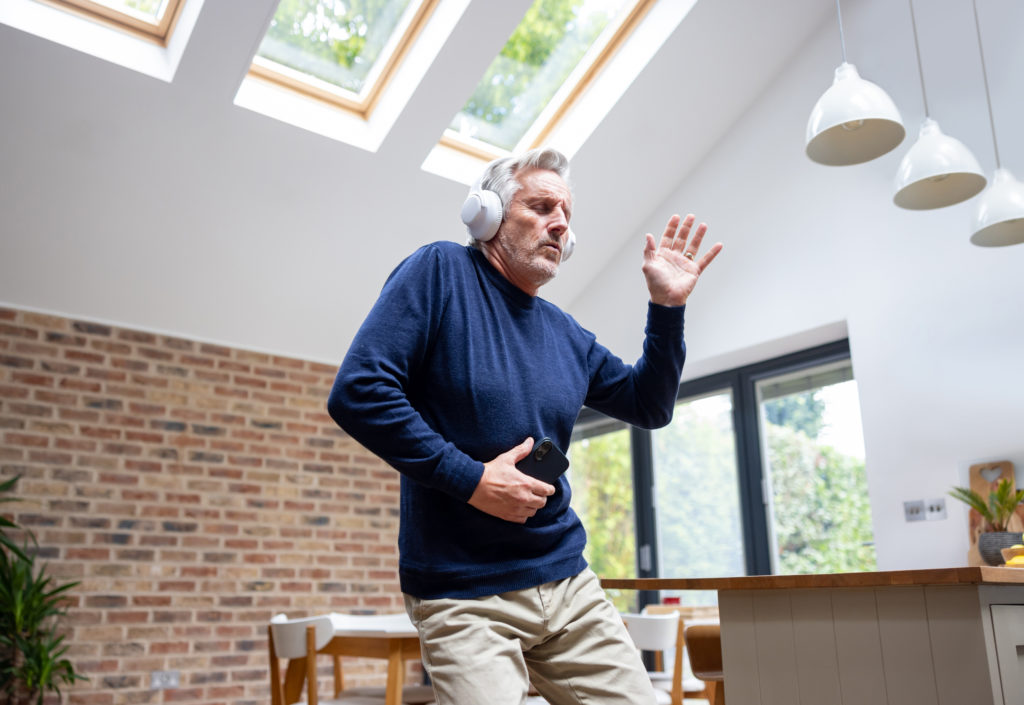 New mortgage interest rates fall below EU average for first time since February 2023