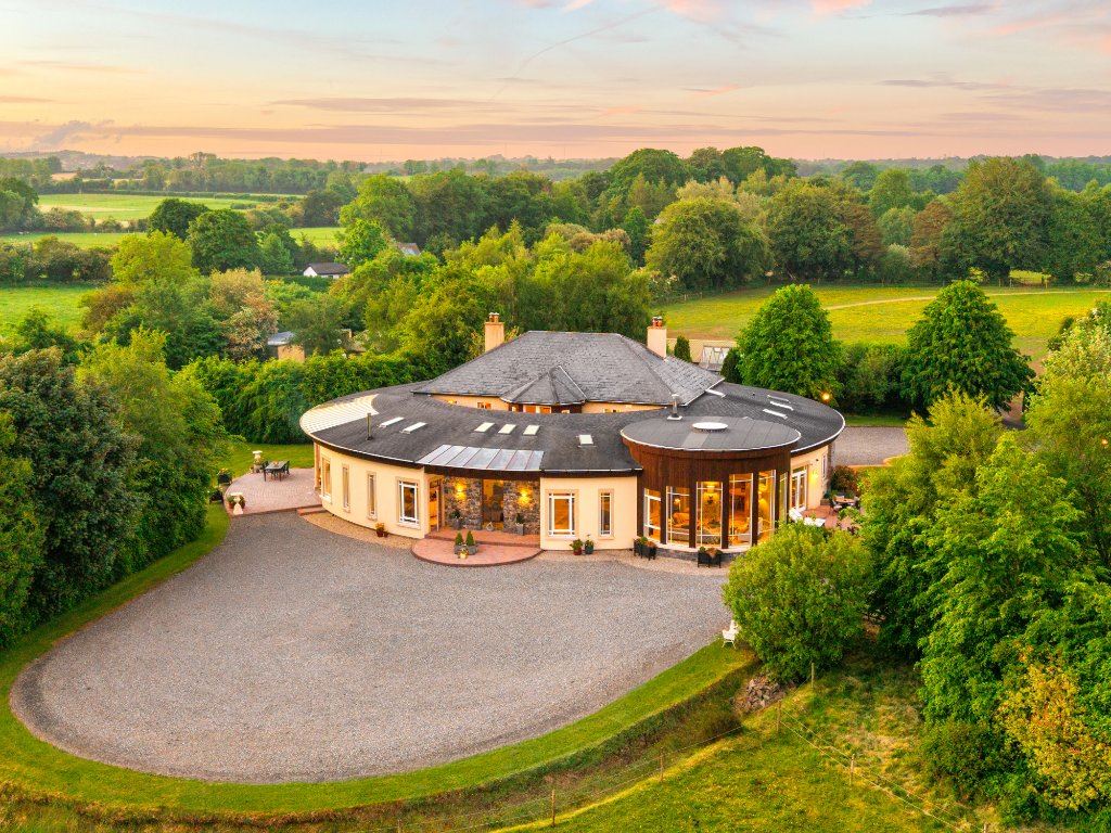 Five Homes that embrace the Curve